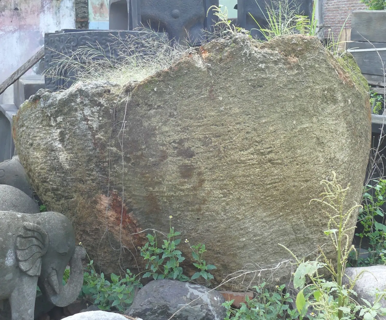  Product image 4 of the product “The Iceland Pot is made of limestone, it comes from coast of Indonesia. It is about 140cm height and 51cm depth. ”